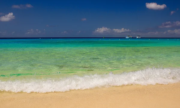 Bozulmamış tropikal plaj — Stok fotoğraf