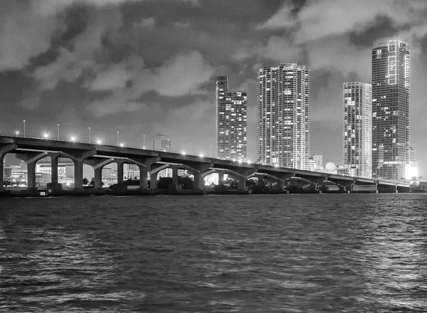 Bridge lyser upp på kvällen, Miami — Stockfoto