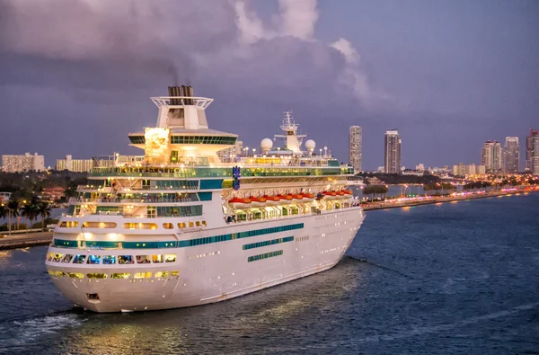 Statek wycieczkowy, pozostawiając Miami — Zdjęcie stockowe