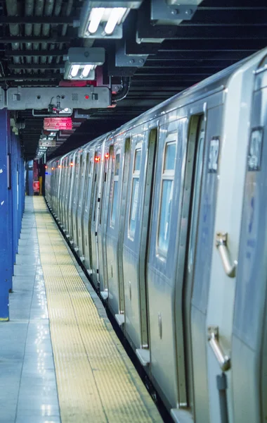 Vlak metra, které čekají na odeslání v Manhattanu stanice - new york — Stock fotografie