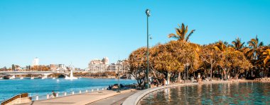 Turistler şehir hayatının tadını çıkarıyorlar