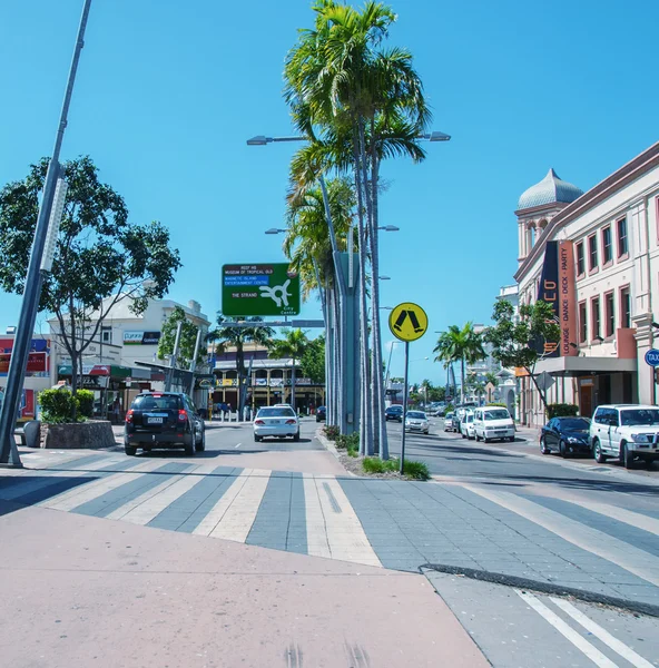 Tourists along city street — Stock Photo, Image