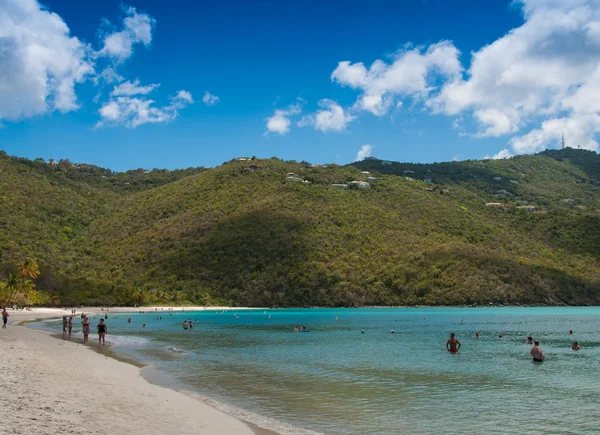 Toeristen genieten van het strand — Stockfoto