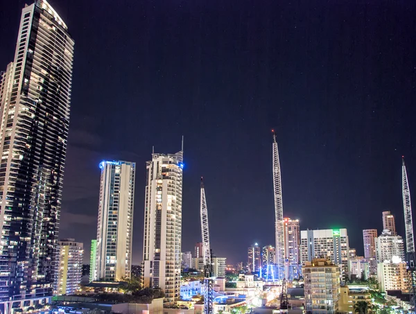 Luzes da cidade em uma bela noite . — Fotografia de Stock