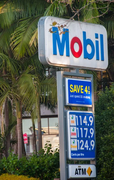 Estación de combustible móvil con precios de la gasolina . —  Fotos de Stock