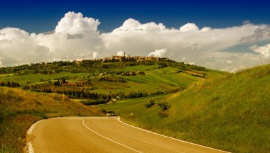 Tuscany çayır ve tepelerin üzerinden yol