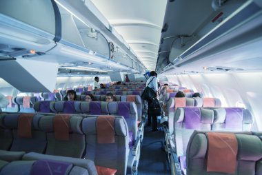 Turistler Emirates uçağına otur