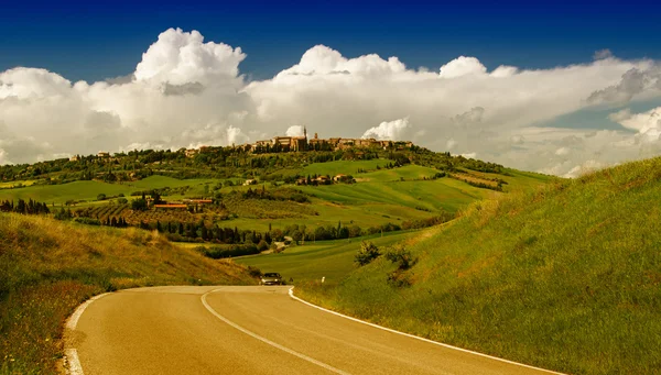 Road-Tuscany rétek és hegyek — Stock Fotó