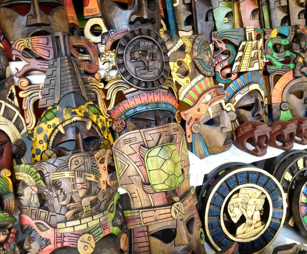 Μάγια ξύλινες μάσκες, προς πώληση, Μεξικό — Φωτογραφία Αρχείου