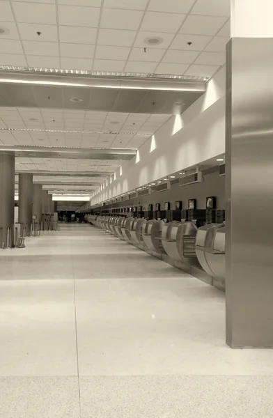 Check-ins in einem modernen Flughafen — Stockfoto