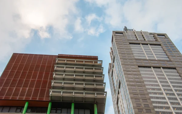 Stadt moderne Skyline und Wolkenkratzer. — Stockfoto