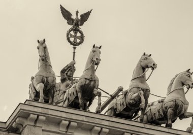 Brandenburg Kapısı çarpıcı Quadriga heykel