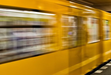U-bahn tren hızlandırır