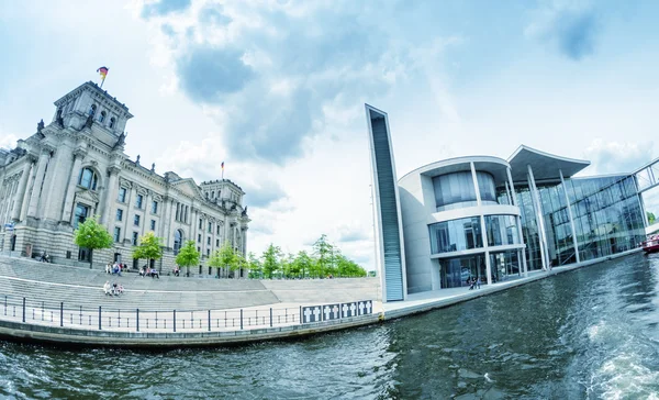 Tourists visit the modern buildings — Stock Photo, Image