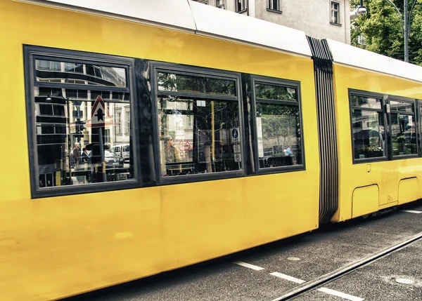 Tranvía amarillo en las calles de la ciudad — Foto de Stock