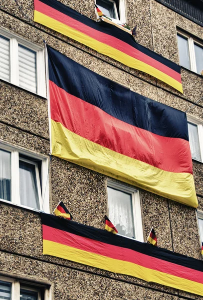 Bandiere tedesche fuori dagli edifici cittadini — Foto Stock