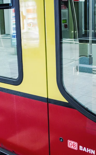 U-bahn metro istasyonu. U-Bahn hizmet vermektedir