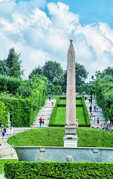 Tourists enjoy Boboli gardens — Stock Photo, Image