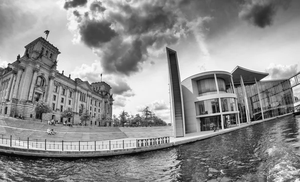 Turister besöker de moderna byggnaderna i förbundsdagen — Stockfoto