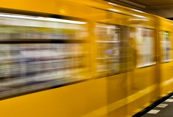 Comboio U-bahn acelera — Fotografia de Stock