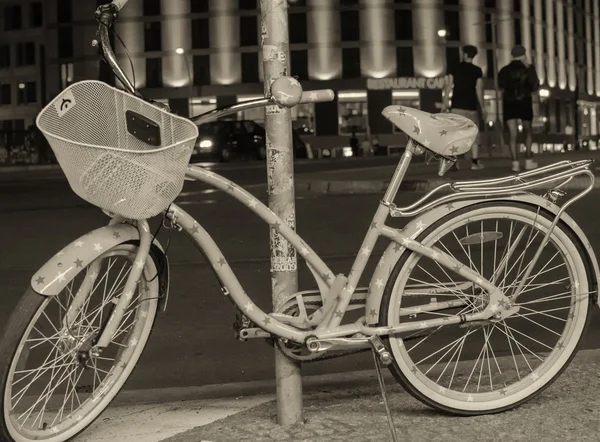 自行车和游客在城市的街道 — 图库照片