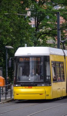 Şehrin caddeleri üzerinde sarı tramvay