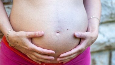 hamile kadın kucaklayan göbek