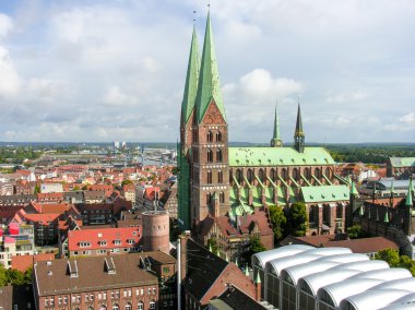 Şehir manzaralı güzel yaz gününde