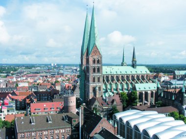 Şehir manzaralı güzel yaz gününde