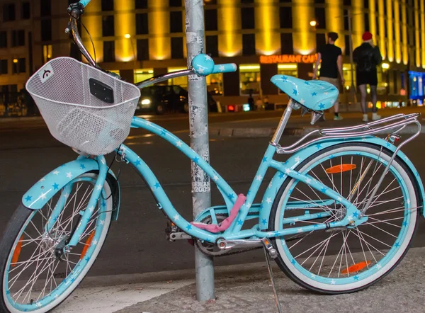 Велосипеды и туристы на улицах города — стоковое фото