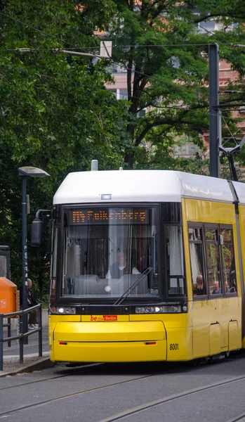 Gele tram op stadsstraten — Stockfoto