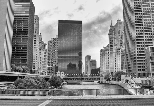 Skyline de la ville et rivière — Photo