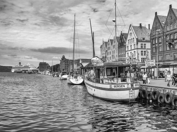 Blick auf die Stadt an einem schönen Sommerabend. — Stockfoto