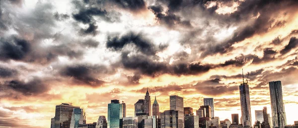 Panorama Manhattanu s krásnou západu slunce obloha — Stock fotografie