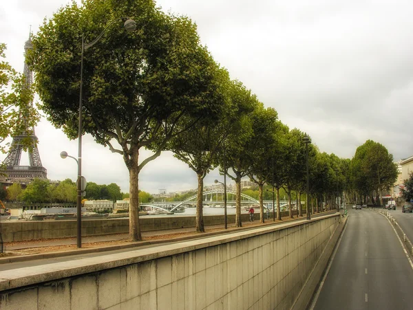 Karayolu ile Paris tour eiffel arka planda — Stok fotoğraf