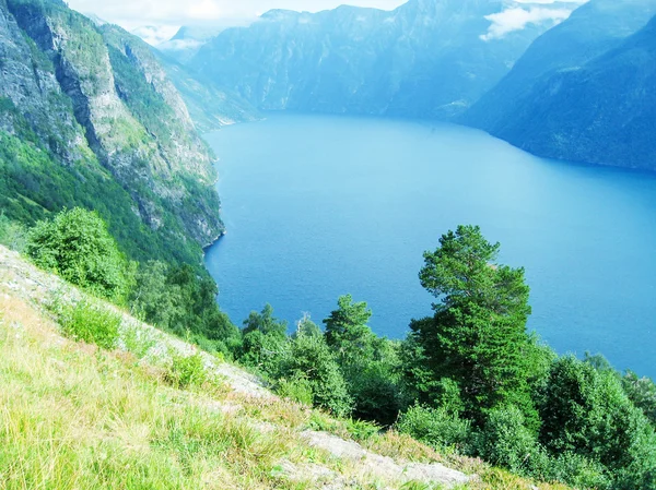 Crucero por Noruega: montañas en Geiranger fiordo . —  Fotos de Stock