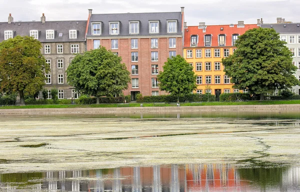 Lokalbefolkning och turister njuta av stadens liv. — Stockfoto