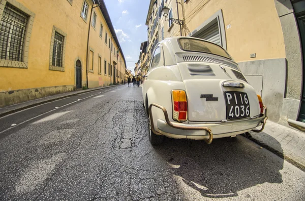 Das alte Cinquecento parkt in einer engen Straße der Stadt — Stockfoto