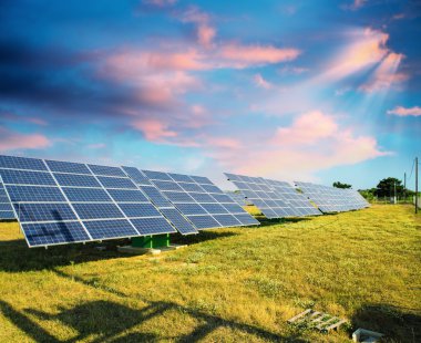 Güneş panelleri bir kırsal üzerinde