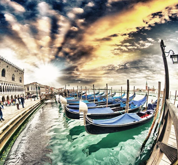 Gondoler i St Mark Square - Venedig — Stockfoto