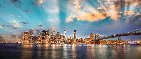 Dramatic sky over Brooklyn Bridge and Manhattan — Stock Photo, Image