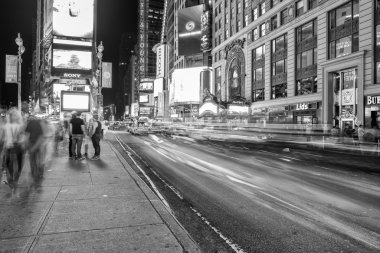 Times Meydanı'nın ışıkları insanların zevk