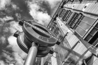 Londra metro istasyonu işareti