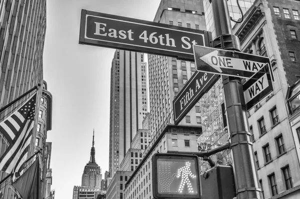 Fifth Avenue street signs — Stock Photo, Image