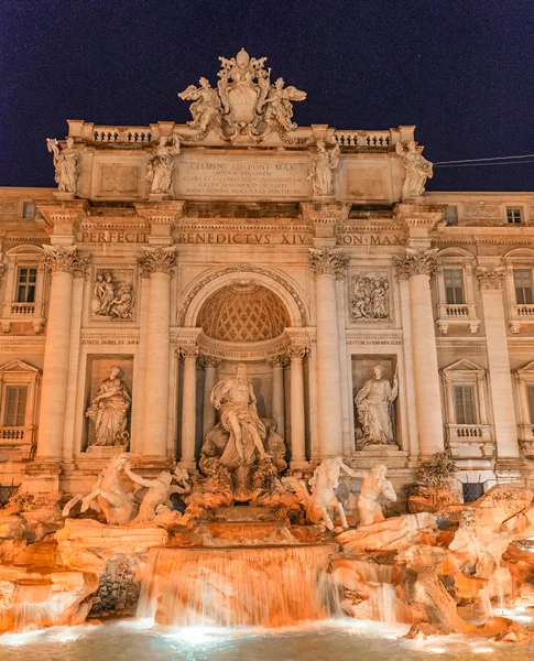 Prachtige nacht lichten van fontana di trevi — Stockfoto