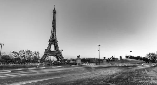 Tour Eiffel in der Abenddämmerung — Stockfoto