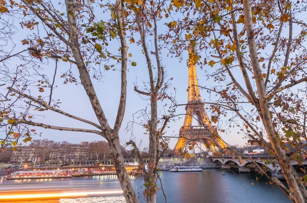 Iluminação noturna do Tour Eiffel — Fotografia de Stock