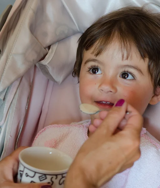 Bebê menina come — Fotografia de Stock