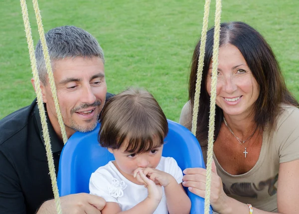 Menina com seus pais — Fotografia de Stock