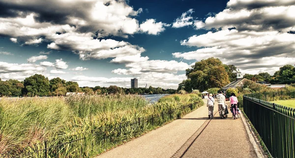 Människor i Hyde Park, London. — Stockfoto